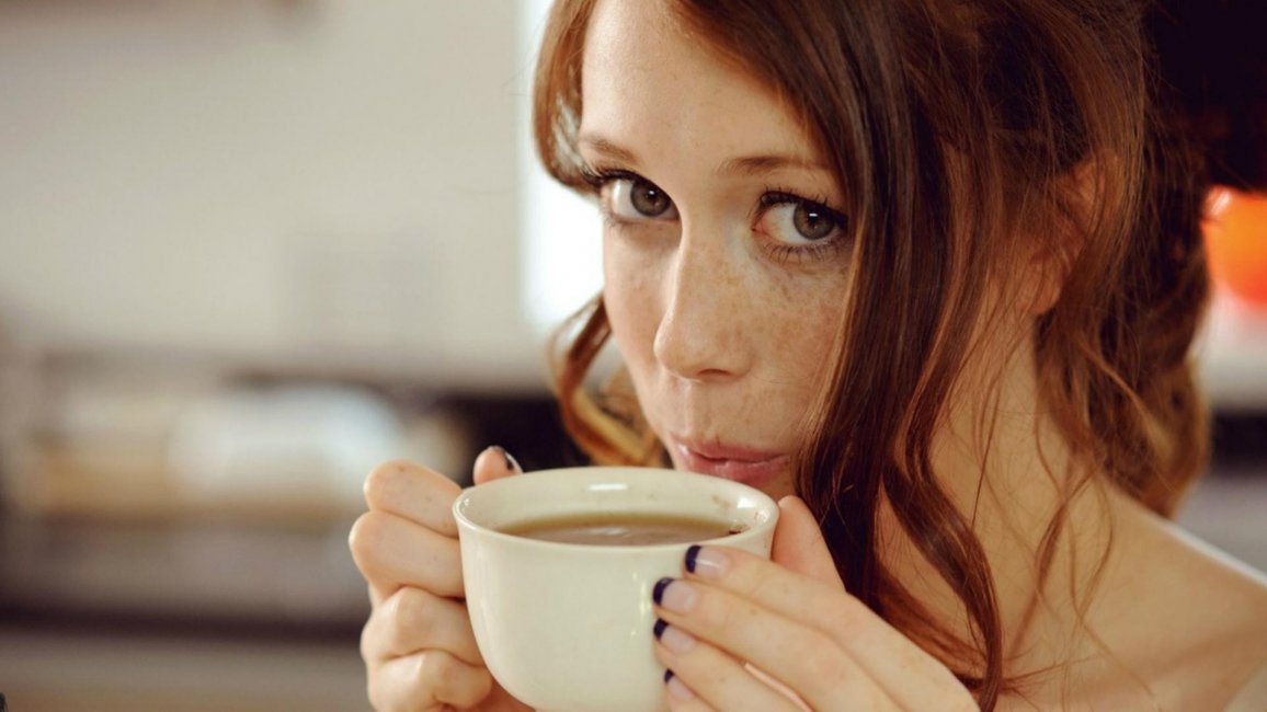 charlotte-herbert-blue-eyes-freckles-portrait-depth-of-field-cup-coffee-drink-blow.jpg
