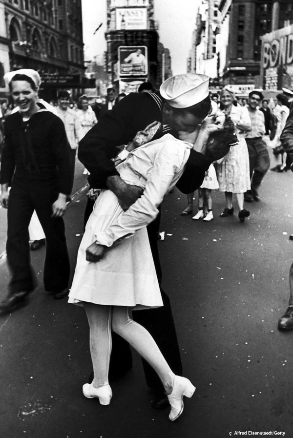 sailor_kissing_nurse.jpg